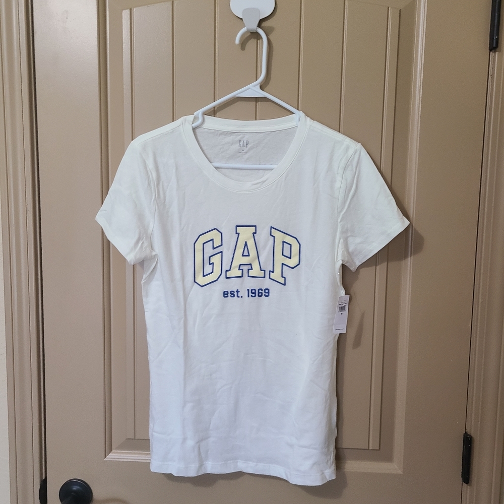 GAP tee..NWT